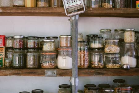 living with less stuff and decluttering